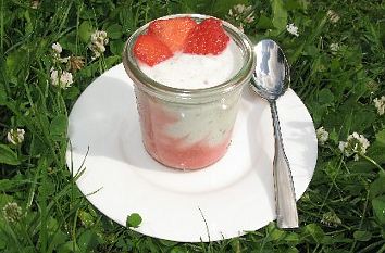 Stracciatella-Quark mit Erdbeerpüree