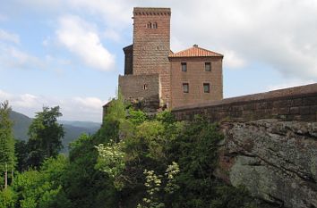 Trifels mit rekonstruierter Reichsburg