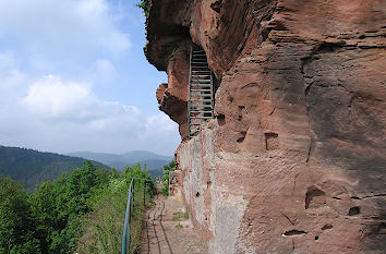 Treppe an der Burg Drachenfels