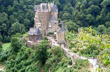 Burg Eltz vom benachbarten Berg gesehen