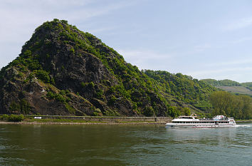 Loreley mit Ausflugsschiff