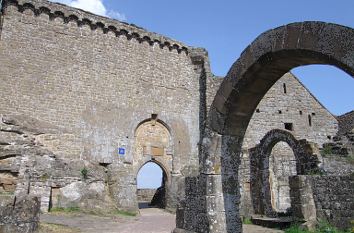 Burgtor und Mauer Madenburg