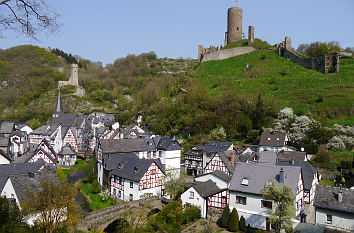 Blick auf Monreal mit Burgruinen