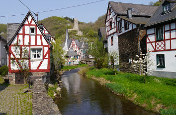 Fluss in Monreal und Fachwerkhäuser