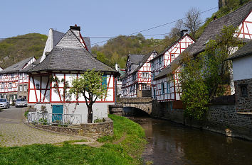 Monreal mit Brücke über die Elz