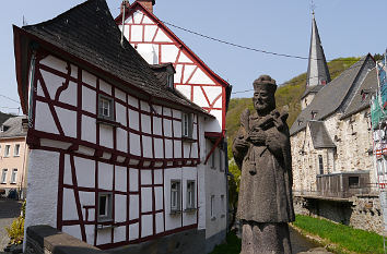 Brückenskulptur und Kirche Monreal