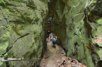 Höhlendurchgang in der Teufelsschlucht