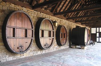 Weinfässer Säulenhalle Weintor Schweigen
