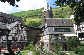 Burgweg mit Stadtmauer in Bacharach