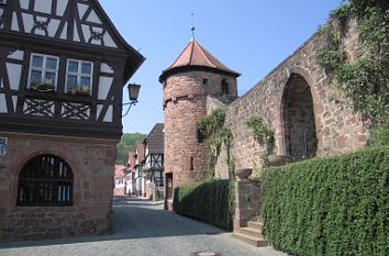 Fachwerkhäuser und Wehrkirche in Dörrenbach