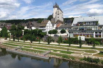 Ufer der Lahn und Grafenschloss in Diez