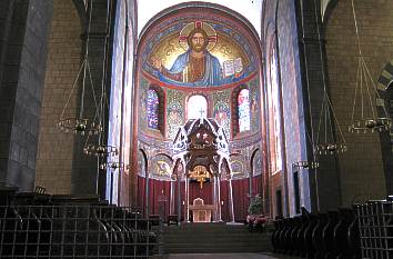 Kircheninnenraum mit Ziborienaltar