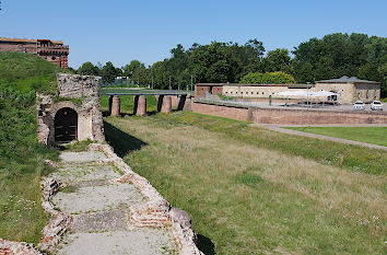 Festungsgraben und Fronte Lamotte am Weißenburger Tor in Germersheim