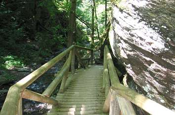 Steg am Felsen in der Ehrbachklamm