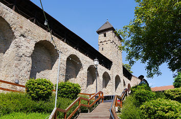 Stadtmauer mit Wehrgang und Grauen Turm