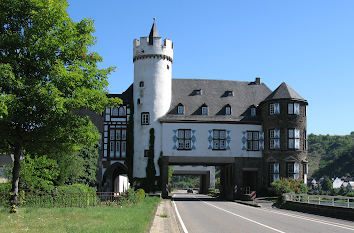 Straße durch die Oberburg in Kobern-Gondorf