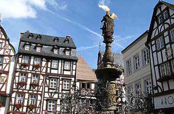 Markt mit St. Michaelsbrunnen