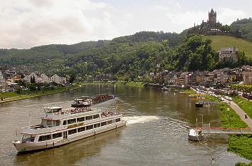 Blick von der Mosel auf Stadt und Reichsburg Cochem