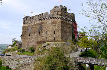 Blick auf die Schildmauer Burg Schönburg
