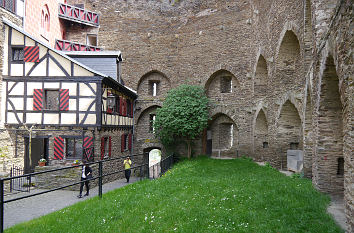 Hinter der Schildmauer von Burg Schönburg