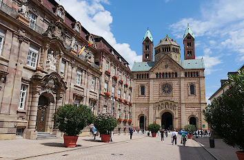 Maximilianstraße Speyer mit Stadthaus und Dom