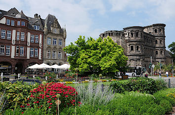 Theodor-Heuss-Allee mit Porta Nigra