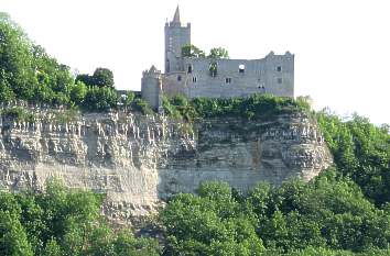 Rudelsburg auf einem Felsen über der Saale