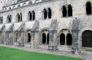 Romanische Bögen Langhaus Kirche Gernrode