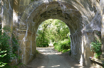 Künstliches Tor im Park Georgium Dessau