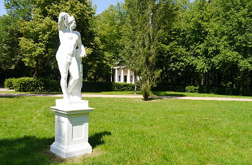 Skulptur und Tempel im Park Georgium