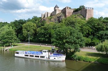 Burg Giebichenstein und Ausflugsschiff auf der Saale