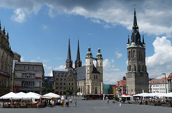 Marktplatz in Halle mit Marktkirche und Rotem Turm