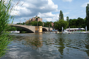 Saale und Burg Giebichenstein in Halle