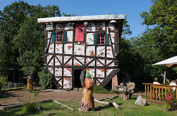 Auf dem Kopf stehendes Hexenhaus