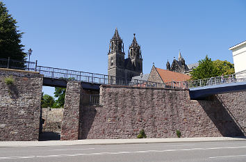 Mauer und Magdeburger Dom