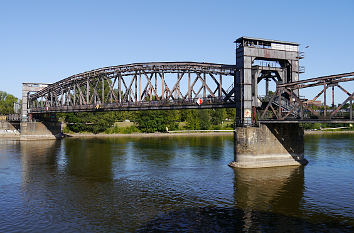 Eisenbahn-Hubbrücke in Magdeburg