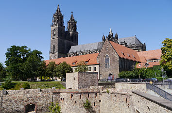 Magdeburger Dom hinter Festungsanlage