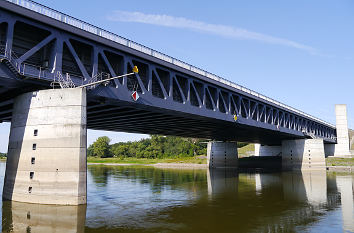 Kanalbrücke Mittellandkanal quert Elbe