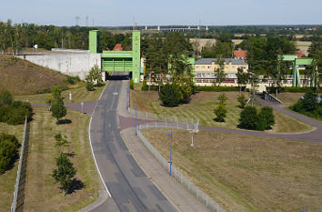 Blick zum Schiffshebwerk und zur Mittellandkanalbrücke