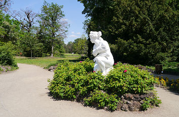 Frauenskulptur der knienden Venus im Wörlitzer Park