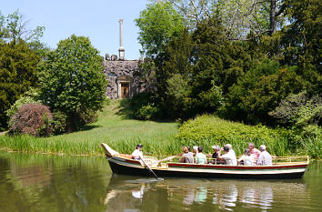 Ruderboot vor der Säule von Pompei im Wörlitzer Park