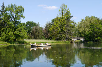 Wörlitzer See mit Ruderboot und Neuer Brücke