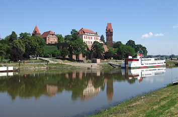 Elbhafen und Schloss in Tangermünde