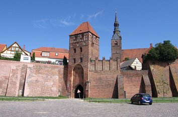 Mittelalterliche Stadtmauer mit Elbtor in Tangermünde