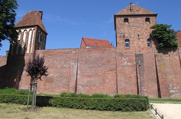 Stadtmauer mit Türmen in Tangermünde