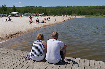 Auf dem Steg am Badestrand Berzdorfer See