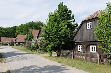 Dorfstraße Schrotholzhäuser Erlichthof Rietschen