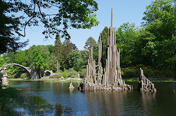 Rakotzteich mit Basaltsäule und Basaltbrücke Park Kromlau