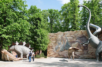 Saurier und Besucher im Saurierpark Bautzen