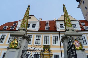 Schlosseingang Delitzsch mit Obelisken